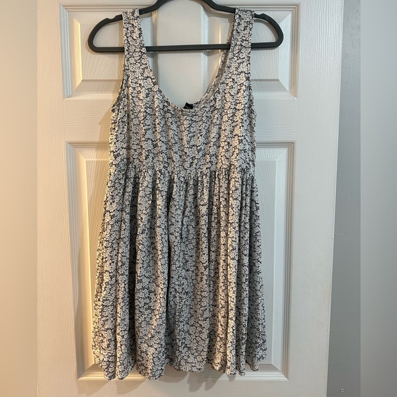 Volcom black/white flower pattern Sundress - Small - Picture 7 of 8